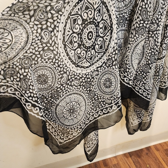 M.K.M Designs Black and White Asymmetrical Camisole Top Plus Size 2x - Picture 7 of 11